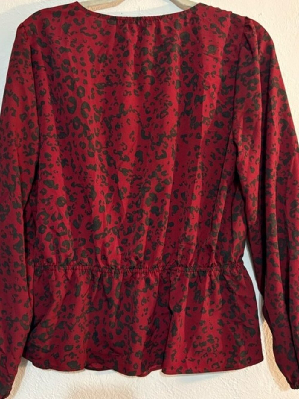 Nine West Women’s Cinched Waist V-Neck Blouse in Deep Red Cheetah Size Medium - Picture 6 of 9